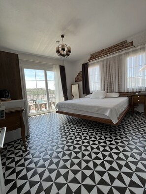 Deluxe tweepersoonskamer, balkon, uitzicht op jachthaven | Luxe beddengoed, een minibar, individueel gedecoreerd