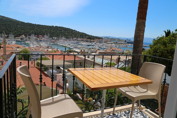 Deluxe-Doppelzimmer, Balkon, Blick auf den Jachthafen | Terrasse/Patio
