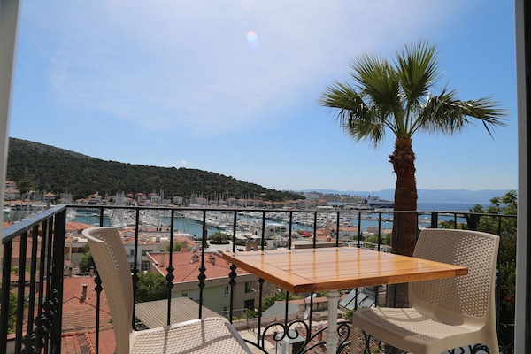 Deluxe Tek Büyük Yataklı Oda, Balkon, Marina Manzaralı | Kaliteli yatak takımı, minibar, ayrı ayrı dekore edilmiş, ses yalıtımı