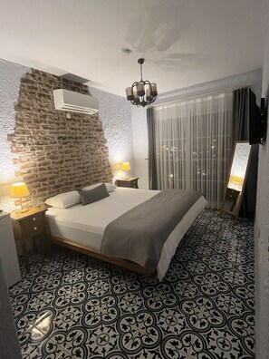 Ropa de cama de alta calidad, minibar y decoración personalizada 