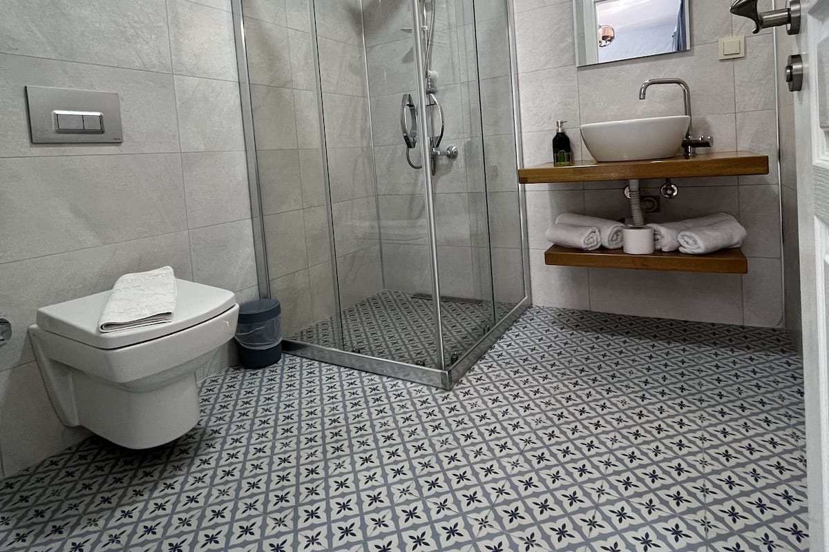 Badewanne und Dusche (separat), Hydromassagedusche, Haartrockner