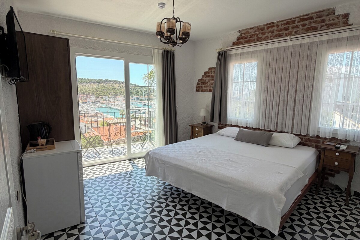 Deluxe Room | Premium bedding, minibar, soundproofing, WiFi (free)