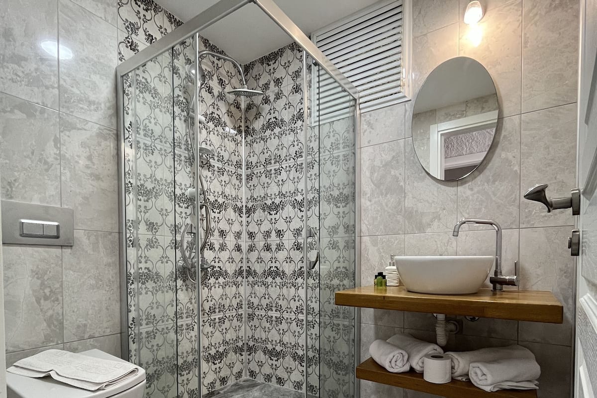 Deluxe-Doppelzimmer | Badezimmer | Badewanne und Dusche (separat), Hydromassagedusche, Haartrockner