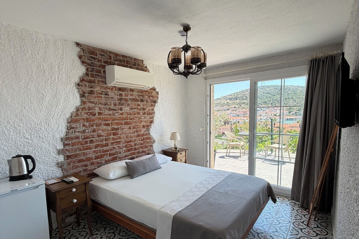 Deluxe Room, Sea View | Premium bedding, minibar, soundproofing, WiFi (free)