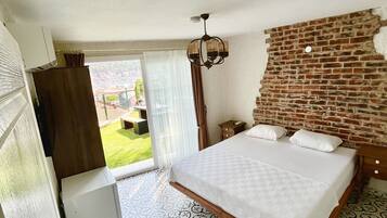 Ropa de cama de alta calidad, minibar y decoración personalizada