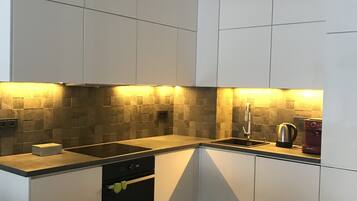 Fridge, oven, dishwasher, cookware/dishes/utensils