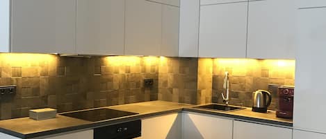 Fridge, oven, dishwasher, cookware/dishes/utensils