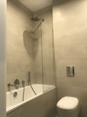 Duschwanne, Haartrockner, Handtücher, Toilettenpapier
