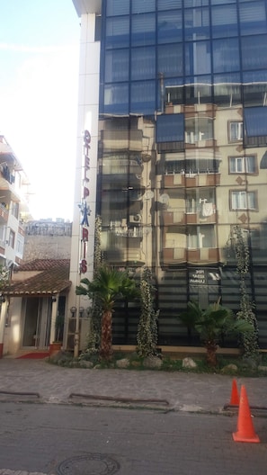 Vista frontal de la propiedad