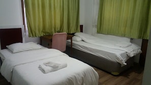 Habitación básica con 1 cama matrimonial o 2 individuales | Escritorio y wifi gratis