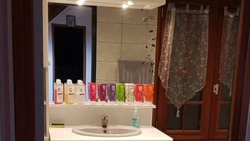 Douche, sĂšche-cheveux, bidet, serviettes fournies