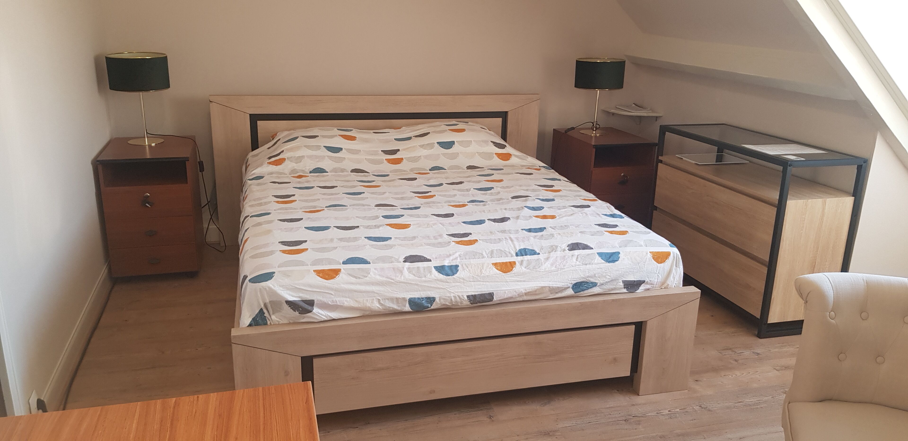 1 slaapkamer, een bureau, een strijkplank/strijkijzer, reisbedje