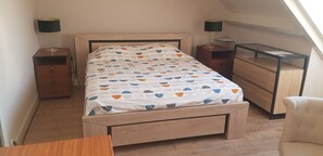 1 habitación, escritorio, tabla de planchar con plancha y cuna de viaje 