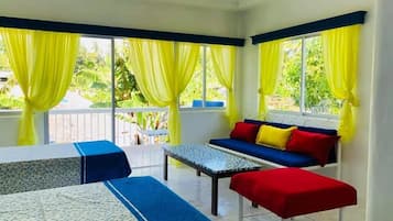 1 habitación, decoración personalizada, muebles diferentes y escritorio