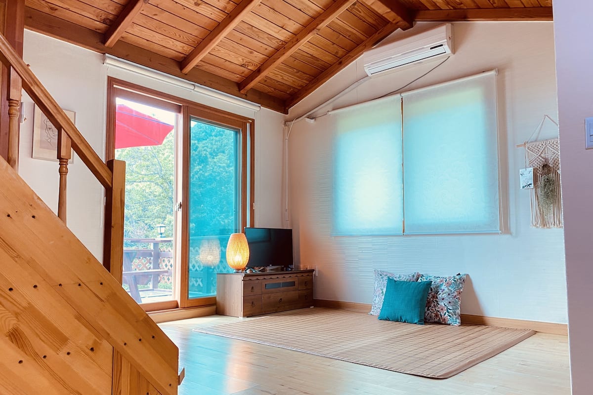 Room, 1 Bedroom, Non Smoking, Partial Ocean View (Turnip Room) | WiFi (free), individually decorated, individually furnished