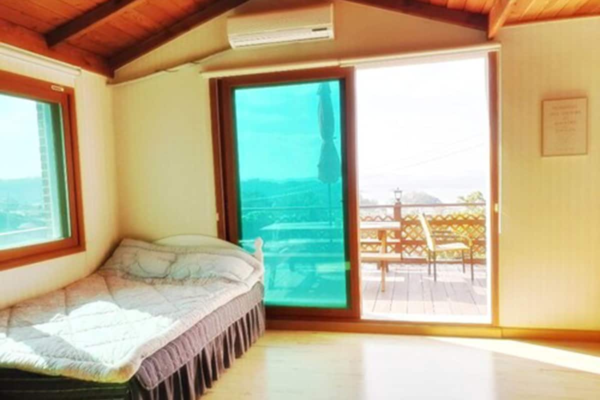 Room, 1 Bedroom, Non Smoking, Ocean View (Wormwood Room) | WiFi (free), individually decorated, individually furnished