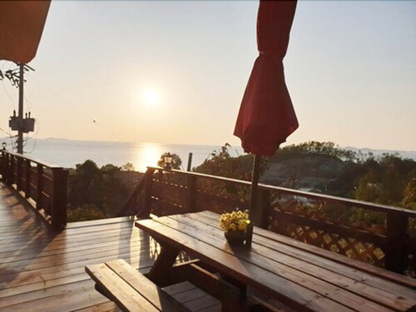 客房, 1 間臥室, 非吸煙房, 部分海景 (Turnip Room) | 露台/庭院