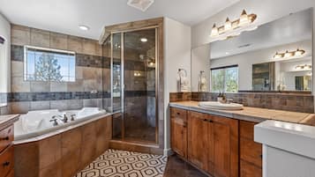 House, 5 Bedrooms | Bathroom | Hair dryer, towels, shampoo