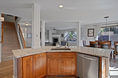 Flagline Trail 5 Bedroom Home by RedAwning