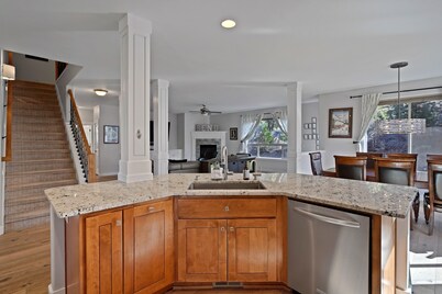 Flagline Trail 5 Bedroom Home by RedAwning