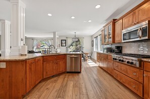 Casa, 5 habitaciones | Cocina privada | Refrigerador, horno, parrilla de estufa y cafetera y tetera 