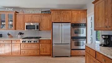 House, 5 Bedrooms | Private kitchen | Fridge, oven, stovetop, coffee/tea maker