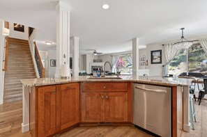 House, 5 Bedrooms | Private kitchen | Fridge, oven, stovetop, coffee/tea maker - Flagline Trail 5 Bedroom Home by RedAwning (Bend)