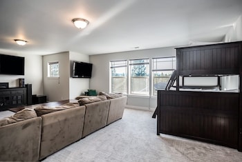 Flagline Trail 5 Bedroom Home by RedAwning