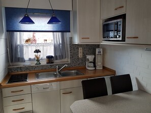 Fridge, microwave, stovetop, dishwasher - Small terraced house in St. Peter Böhl (St. Peter-Ording)