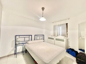 1 bedroom, bed sheets