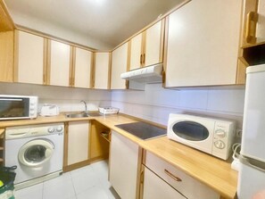 Een koelkast, een magnetron, een koffiezetapparaat/waterkoker