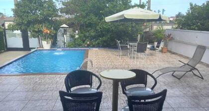 House with pool in Matinhos House accommodates up to 15 people. Super cozy.