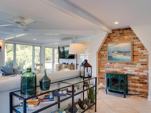 Smart TV, fireplace, DVD player, foosball - Minutes from Downtown St. Michael's | Game Room | Pool | Hot Tub | Pickle Ball C (Saint Michaels)