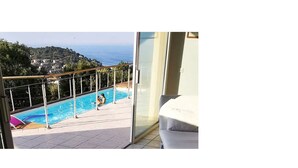 A balcony with a pool overlooking a coastal area. - 100% Happiness superb villa with sea view near beach, idyllic setting (Conca)