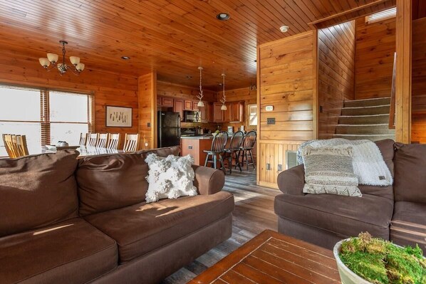 TV, fireplace, video games, foosball - 15 Minutes To Downtown Gatlinburg Or Pigeon Forge (Sevierville)