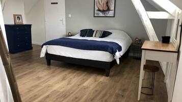 3 chambres, bureau, fer et planche Ă repasser, lit parapluie