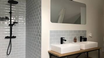 Douche, sĂšche-cheveux, serviettes fournies