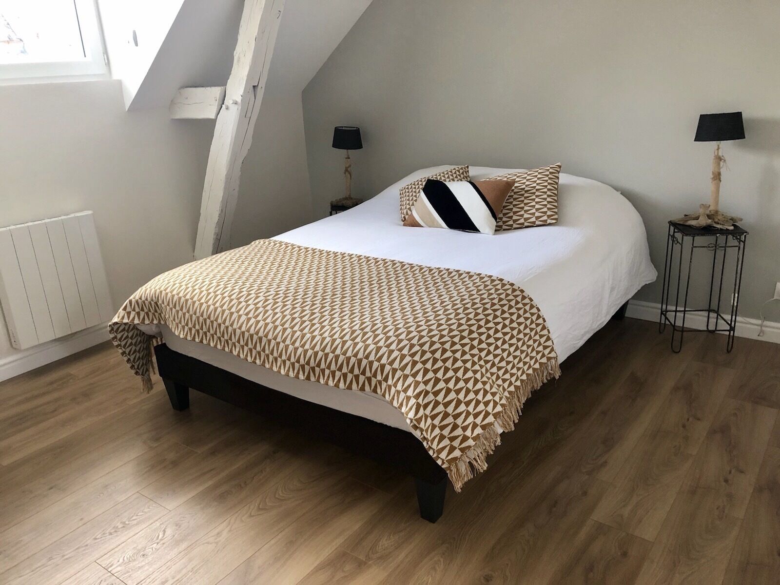 3 chambres, bureau, fer et planche à repasser, lit parapluie