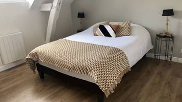 3 chambres, bureau, fer et planche Ă repasser, lit parapluie