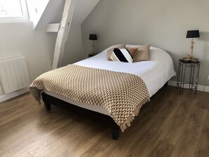 3 slaapkamers, een bureau, een strijkplank/strijkijzer, reisbedje