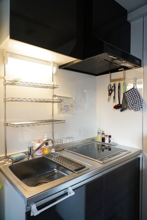 冷蔵庫、電子レンジ、コンロ、電気ポット