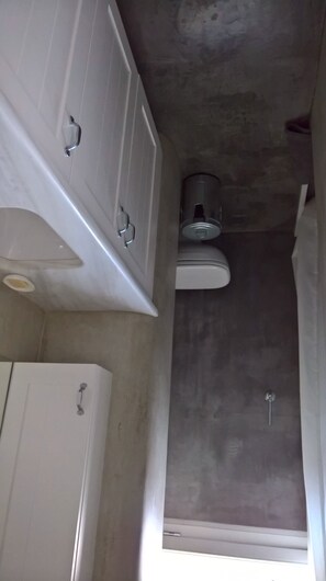 Hårføner, håndklær og toalettpapir