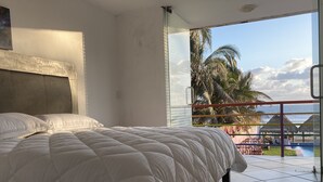 Club Room, 1 King Bed, Garden View