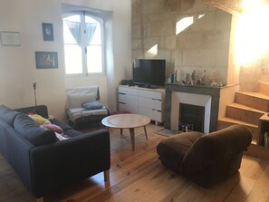 TV, fireplace, books, stereo