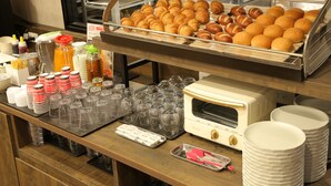 Ein reichhaltiges Buffet mit verschiedenen Speisen und Gläsern.
