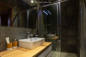 Regadera, secadora de cabello, bidet, toallas 