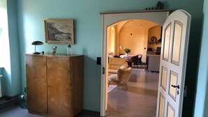 Een slaapkamer met een houten garderobe, een bed en een schilderij aan de muur.