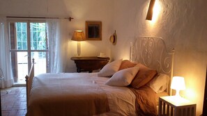 5 habitaciones, tabla de planchar con plancha y internet 