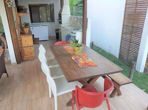 Outdoor dining - Cozy House in Praia do Forte - Bahia (Salvador)