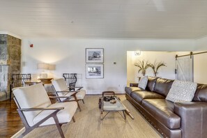 تلفزيون ذكي، مدفأة، كُتُب، ستيريو